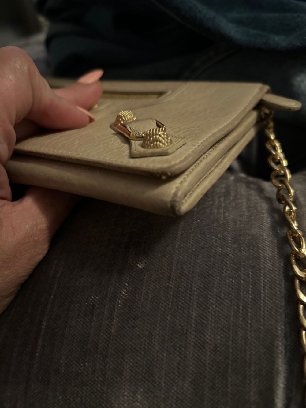 Balenciaga Classic Chain Wallet Clutch Cream
Leather Gold Hardware Crossbody - Picture 7 of 10